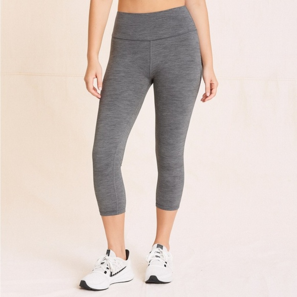 Athleta Ultimate Stash Capri Leggings Women's Small Gray Activewear Stretch